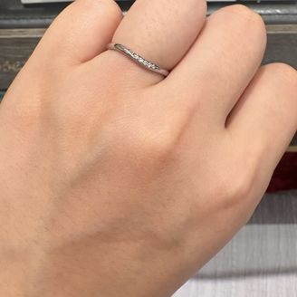 【アンジェリックフォセッテ(Angelique Fossette)】の口コミ 緩やかなカーブのデザインなので、優しい雰囲気を感じられます。またダイヤ...