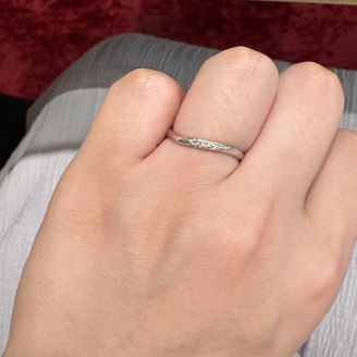 【アンジェリックフォセッテ(Angelique Fossette)】の口コミ 柔らかな雰囲気のデザインで、ダイヤモンドが３石ついているため、シンプル...