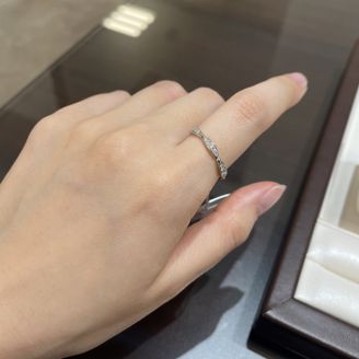 【LUCIE(ルシエ)】の口コミ 全体にダイヤが配置されていてどこから見ても綺麗です。
直線的なデザイン...