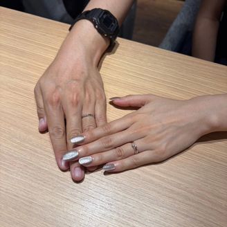 【LORENOVEL(ロアノベル)】の口コミ シンプルで指輪は細めです。
真ん中にアクセントがあり、女性はダイヤが入...