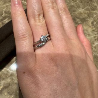 【Desserts(デザート)】の口コミ はじめに婚約指輪のデザインを決めましたが、その婚約指輪にピッタリ重なる...