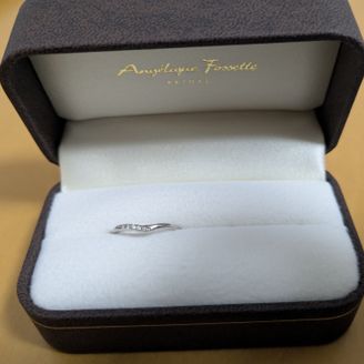 【アンジェリックフォセッテ(Angelique Fossette)】の口コミ 箱付きで頂きました。Vのようなデザインとダイヤが複数付いているデザイン...