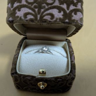 【アンジェリックフォセッテ(Angelique Fossette)】の口コミ 憧れの婚約指輪ということで、好きを詰め込んだデザインです。大粒の真ん中...