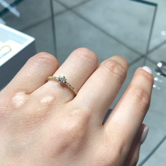 【shihara(シハラ)】の口コミ 細身2mmのアームに、ソリテールダイヤを6本爪で美しく留め、さらに半周...