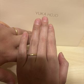 【YUKA HOJO(ユカホウジョウ)】の口コミ ゴールドの色味がマットな質感でカッコよく
普段使いしやすいデザイン。男...