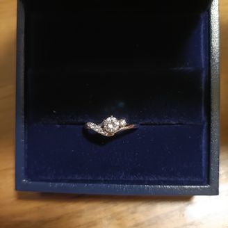 【有馬明治堂】の口コミ 唯一無二のデザインで、リング1つだけでも目立ちますが重ね付けでも一体感...