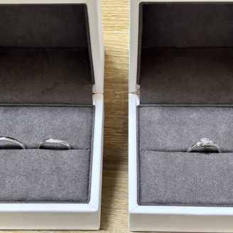 【Flowaves(フロウェーブス)】の口コミ シンプルなデザインのセットリングです。婚約指輪はウェーブ、結婚指輪はV...
