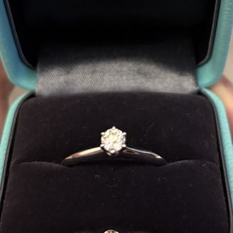 【ティファニー(Tiffany & Co.)】の口コミ 細めのデザインでどんな指でも合わせやすいです。
また、指輪は決まったデ...