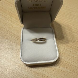 【玉煌(ギョクオウ)】の口コミ エタニティリングのプリンセスカットやエメラルドカットで探していました。...