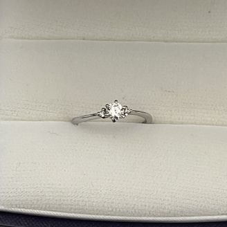 【ソフィフェリエ】の口コミ 3つのダイヤがついた王道デザインです。メインの横にも小粒のダイヤがつい...