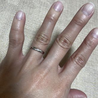 【insembre(インセンブレ)】の口コミ 斜めにダイヤが入っていて、指長効果もあるみたいです。付け心地もよく、似...