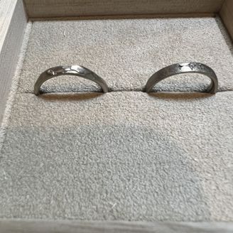 【YUKA HOJO(ユカホウジョウ)】の口コミ 2人のデザインは違う物ですが、色味は合わせました。
私のはマンゴーのイ...