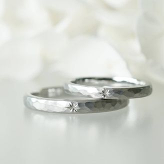 【renri(レンリ)】の口コミ 指輪のデザインとしては3点あり、まず1点目が表面に槌で打ち付けたような...