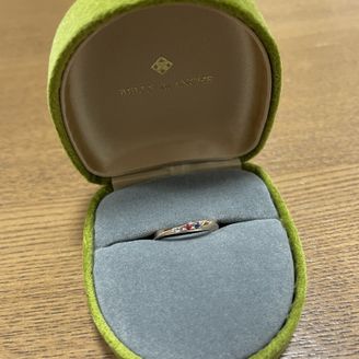 【BELLE BLANCHE(ベルブランシュ)】の口コミ 結婚10年の記念に、家族の誕生石が入れられるリングを作りました。
誕生...