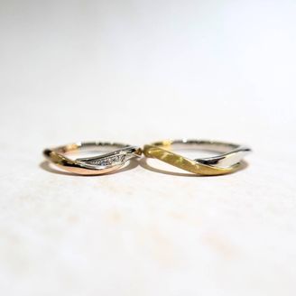 【LAPAGE(ラパージュ)】の口コミ 女性の指輪の外側に付いてるピンクと青のダイヤは、付ける場所を決める事が...