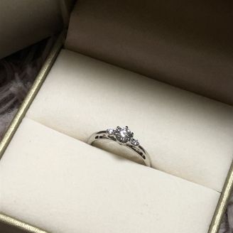 【LEGAN(レガン)】の口コミ ぱっと見ではダイヤが3つ並んだ高級感◎な王道デザイン！それで充分きれい...