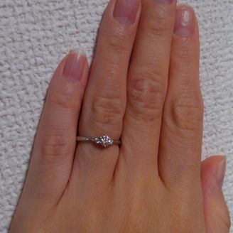 【HOSHI no SUNA 星の砂(ほしのすな)】の口コミ シンプルな婚約指輪が良かったので、ダイヤが三つキラキラと輝くこの指輪は...