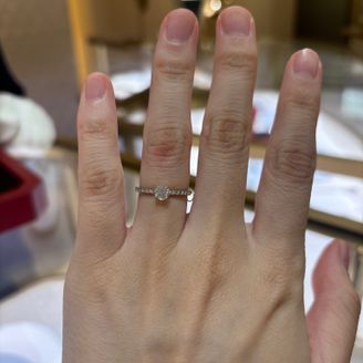 【カルティエ(Cartier)】の口コミ 周りにもダイヤがついているため、キラキラしてかわいいです。細身のリング...