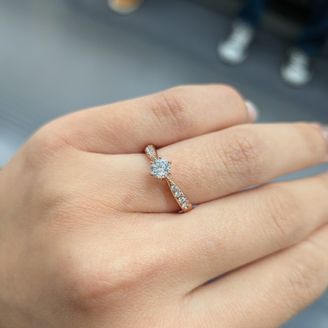 【TASAKI(タサキ)】の口コミ ダイヤに近づくにつれて細くなるデザインがリボンのようでとても可愛いです...