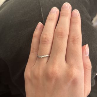 【Quand de Mariage(クワンドゥマリアージュ)】の口コミ 細身で華奢なデザインなのに、指を動かすたびに小さなストーンが上品に輝い...