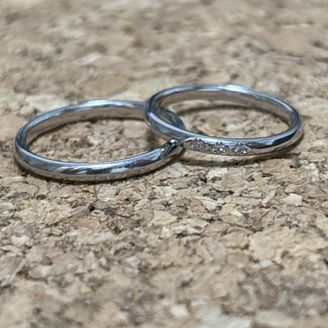 【Flowaves(フロウェーブス)】の口コミ 結婚指輪を実際に身につけてみて、シンプルながらも細部にこだわりが感じら...