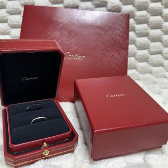 【カルティエ(Cartier)】の口コミ 指輪は、左右対称のデザインが好きで選びました。少しVの字になっていて婚...