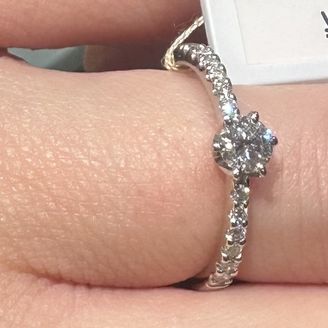 【モニッケンダム(MONNICKENDAM)】の口コミ 一周全面キラキラ輝く、婚約指輪を試着させていただきました。なんといって...