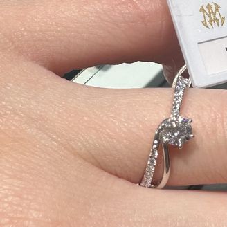 【モニッケンダム(MONNICKENDAM)】の口コミ 特徴的で、あまり他ではみたことのないデザインが気になり、試着させていた...