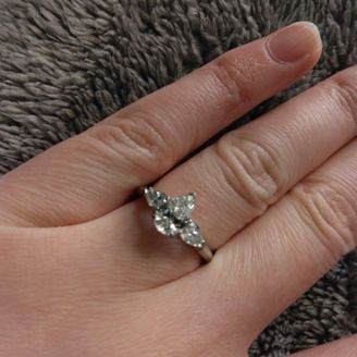 【グラフ(GRAFF)】の口コミ 真ん中に大きめのペアシェイプダイア、サイドに小さめのペアシェイプダイア...