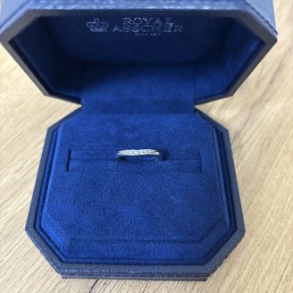 【ROYAL ASSCHER(ロイヤル・アッシャー)】の口コミ 婚約指輪と重ね付けすると凄く美しいです。お値段もお手頃で輝きが良かった...