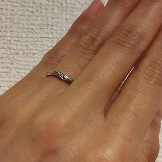 【Pink Dolphin Diamond(ピンクドルフィンダイヤモンド)】の口コミ カラーは王道のシルバー。
少しひねりの動きのあるデザイン。
エレガント...