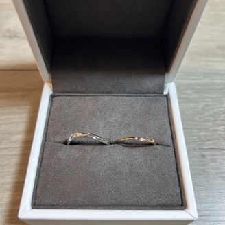 【LOVE NOTES】の口コミ 細身でシンプルなデザインですが、さりげなく入ったダイヤが上品に輝いてと...