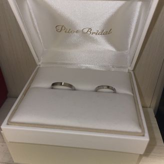 【PILOT BRIDAL(パイロットブライダル)】の口コミ 基本的なデザインはお互い揃えたかったですが、彼女側のリングにはやはりキ...