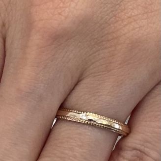 【STAR JEWELRY(スタージュエリー)】の口コミ シンプルなゴールドのミルグレインで、ダイヤがサイドに埋め込まれています...