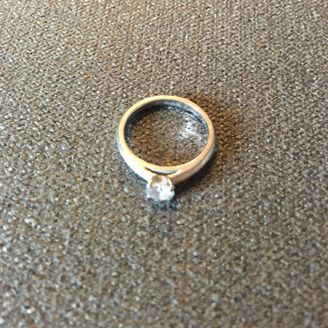 【デビアス(DE BEERS)】の口コミ 0.4カラットのダイアモンドが一粒付いた、とてもシンプルなデザインです...