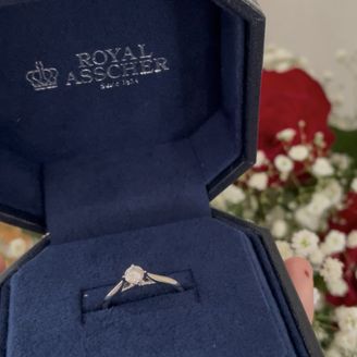 【ROYAL ASSCHER(ロイヤル・アッシャー)】の口コミ ダイヤモンドが白く光り輝いていて、とても綺麗！様々なデザインの中から、...