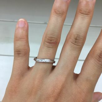 【RITOE(リトエ)】の口コミ 指輪にウェーブがあることで指が綺麗に見えます。手作りなので真ん中にある...