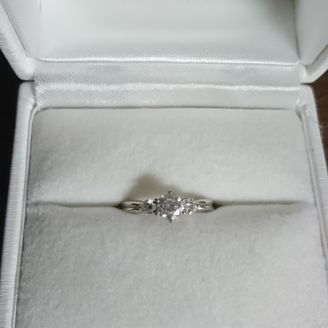 【D&D 144】の口コミ 1粒ダイヤの指輪と迷いましたが、3粒のデザインがとても気に入って、こち...