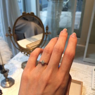【Enasoluna(エナソルーナ)】の口コミ 婚約指輪らしいデザインでとてもステキでした。自分の指には細いリングが合...