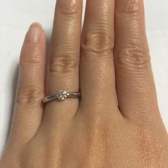 【Miss Platinum】の口コミ ・シンプルかつ華やかなデザイン
・ダイヤの大きさが指とバランス良く馴染...
