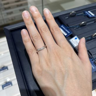 【ROYAL ASSCHER(ロイヤル・アッシャー)】の口コミ 銀座で複数店舗、指輪探しをしているときに寄りました。人と被りにくい、個...