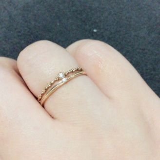 【Room403(ルームヨンマルサン)】の口コミ 3点あります。
まず、ピンクゴールドで肌馴染みがいいこと。
次にダイヤ...