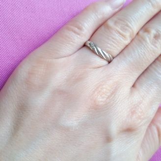 【SCARABE(スカラベ)】の口コミ 旦那が一般的なつるっとした男性の結婚指輪を「かまぼこ」と言っており、こ...