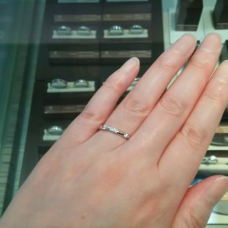 【COLANY(コラニー)】の口コミ 他の面白いデザインにも惹かれましたが、比較的シンプルなこちらを試着させ...