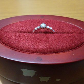 【ひな】の口コミ メインのダイヤを含む５石連なったのダイヤのバランスが綺麗であり可愛らし...