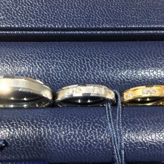 【ROYAL ASSCHER(ロイヤル・アッシャー)】の口コミ 女性のリングには6つのメレダイヤが施されていて、2個ずつ絶妙な距離感に...