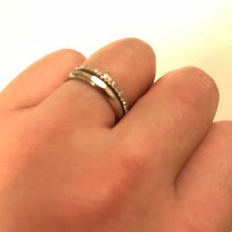 【メデルジュエリー(Mederu jewelry)】の口コミ 旦那は無骨なデザインで太めを希望
私は華奢で細めかつ婚約指輪のエターナ...