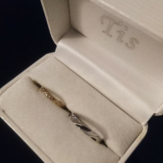 【Tis(ティス)】の口コミ 私は普段シルバーのアクセサリーをつけないので、ピンクゴールドの結婚指輪...
