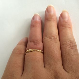 【Alex Monroe(アレックスモンロー)】の口コミ 木の枝をモチーフにしたベースに小さなダイヤが散りばめられいるデザインが...