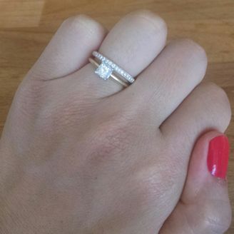 【ブルーナイル(Blue Nile)】の口コミ 普段ゴールドのアクセサリーしか身に着けないので、それに合うようにゴール...